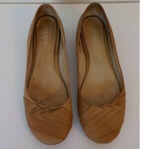 Aldo Flats Women size 40 EU / 9M US Beige Neutral Leather Pleated Front Accent
